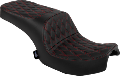 Drag Specialties Freedom Seat for Challenger 2020-2025 and Chieftain 2025 with double diamond red stitching, featuring a comfortable design.