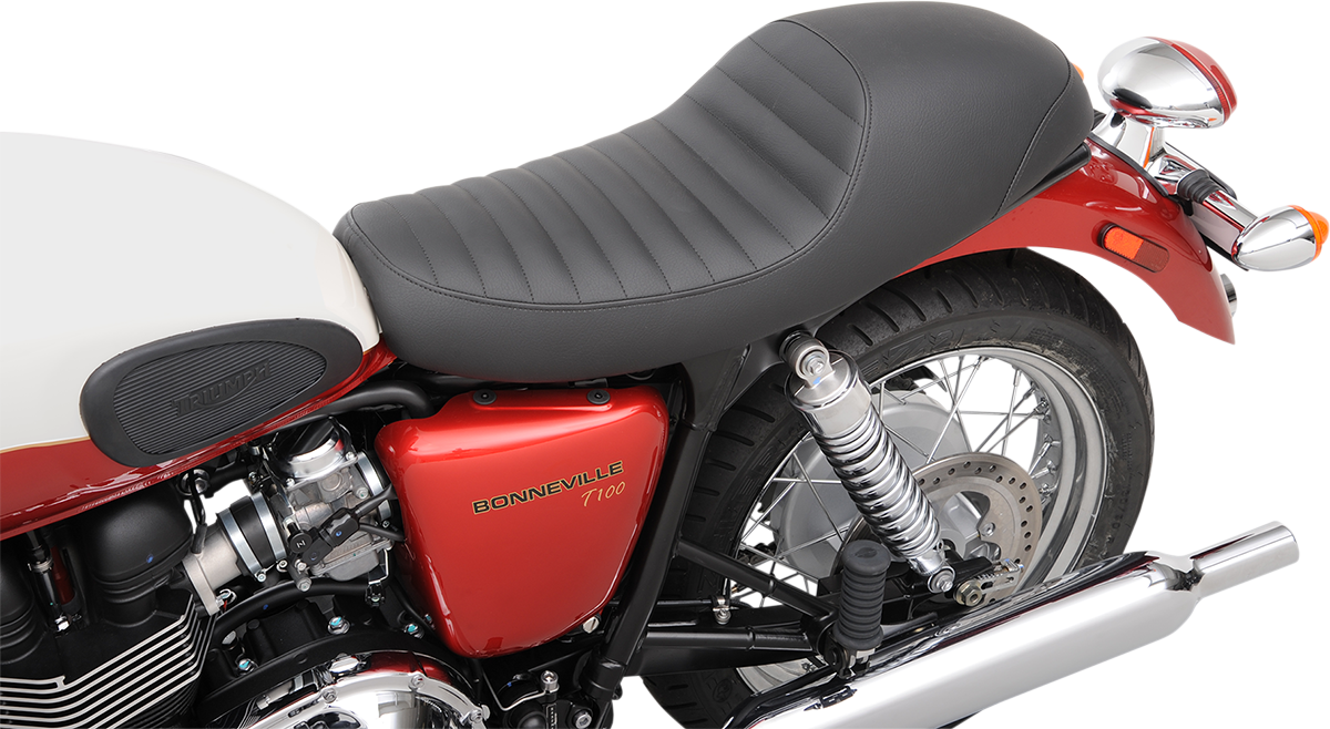 Bill's Exhausts SADDLEMEN Americano Seat with tuck and roll design for Bonneville T01 motorcycle, showcasing black leather upholstery.