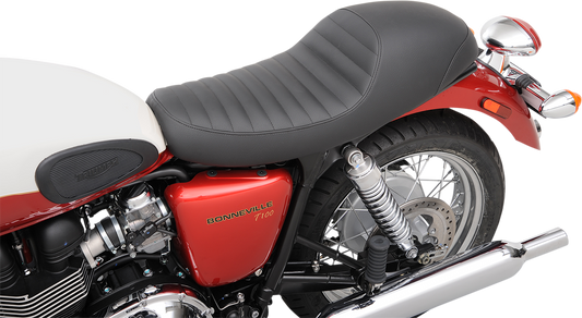 Bill's Exhausts SADDLEMEN Americano Seat with tuck and roll design for Bonneville T01 motorcycle, showcasing black leather upholstery.