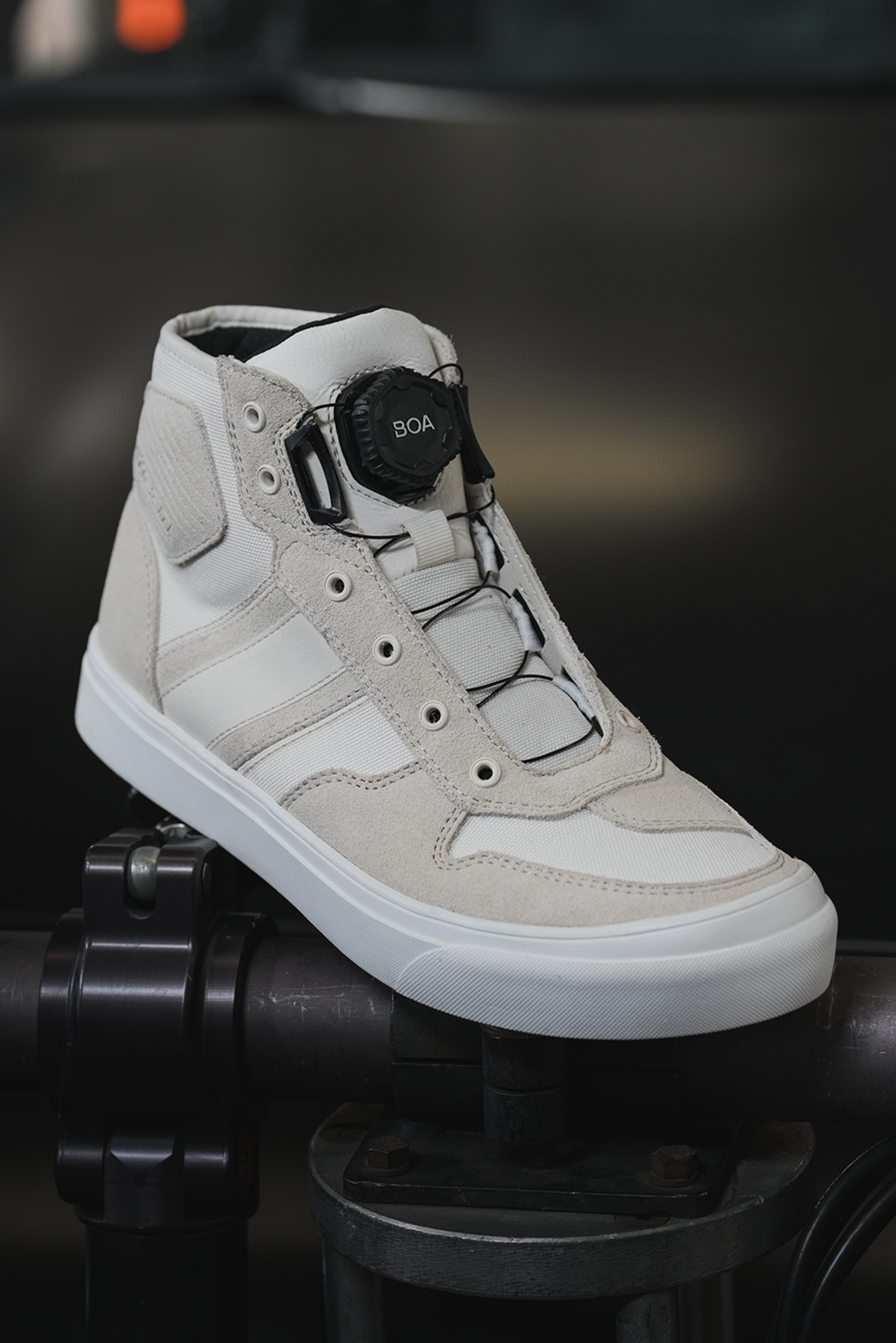ICON Dog Days motorcycle boots in white, US 11.5, featuring genuine leather, D30® ankle inserts, and BOA® lacing system.