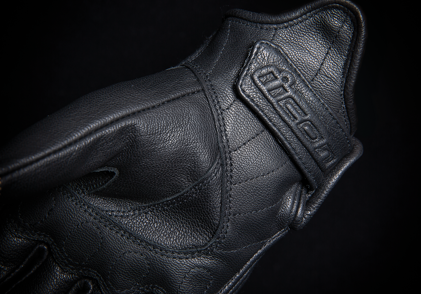 Black ICON Women's Pursuit Classic™ Gloves in XL, showcasing the stylish, insulated gloves designed for comfort and warmth.