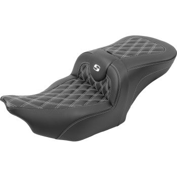 Bill's Exhausts SADDLEMEN RoadSofa™ motorcycle seat with backrest, white stitching, carbon fiber finish, lattice stitch for FLTR/FLHX '23-'24
