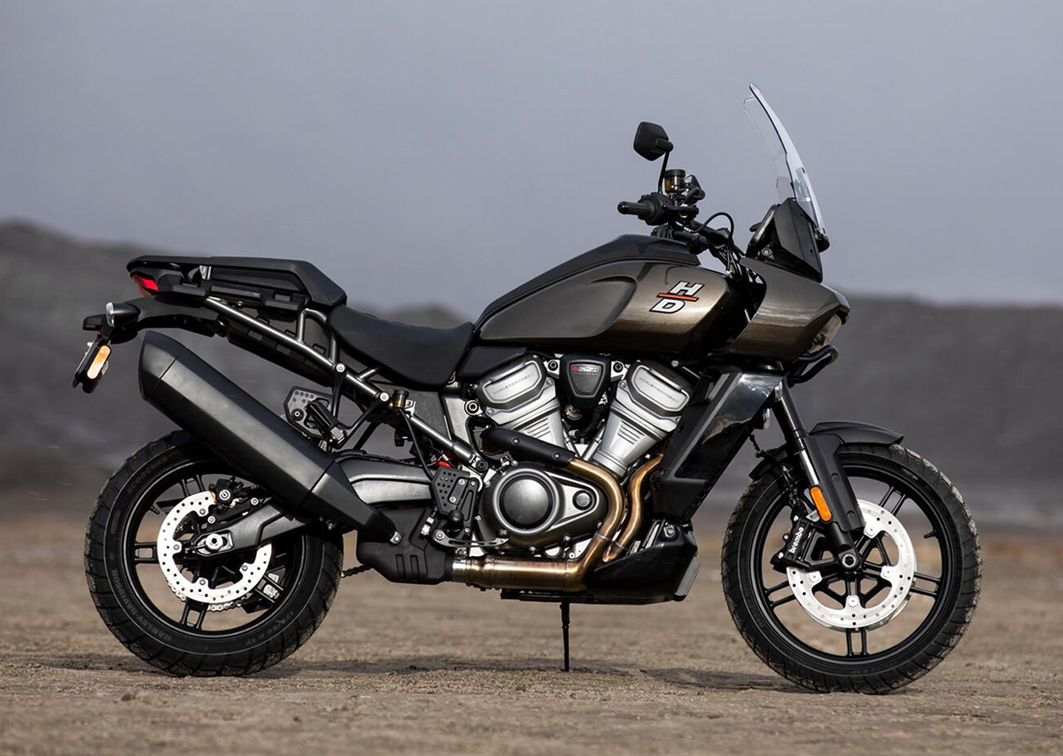 Rear MICHELIN Scorcher Adventure motorcycle tire 170/60R17 with 72V rating, featuring tread pattern and sidewall details.