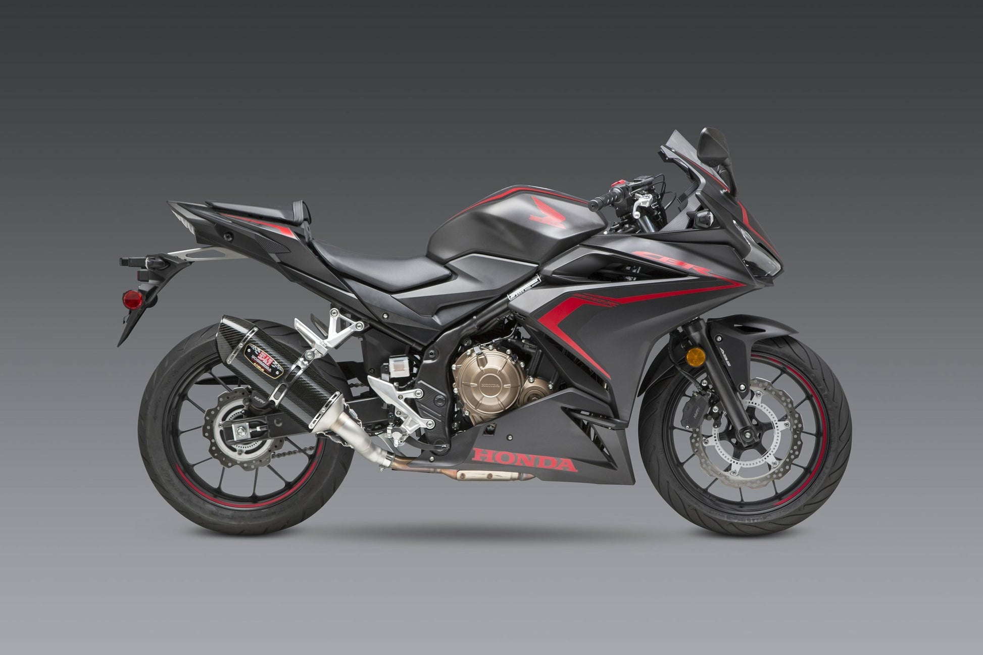 YOSHIMURA Yoshimura 12553B0220 Street R 77 slip-on exhaust with stainless steel and carbon fiber finish, mounted on motorcycle.