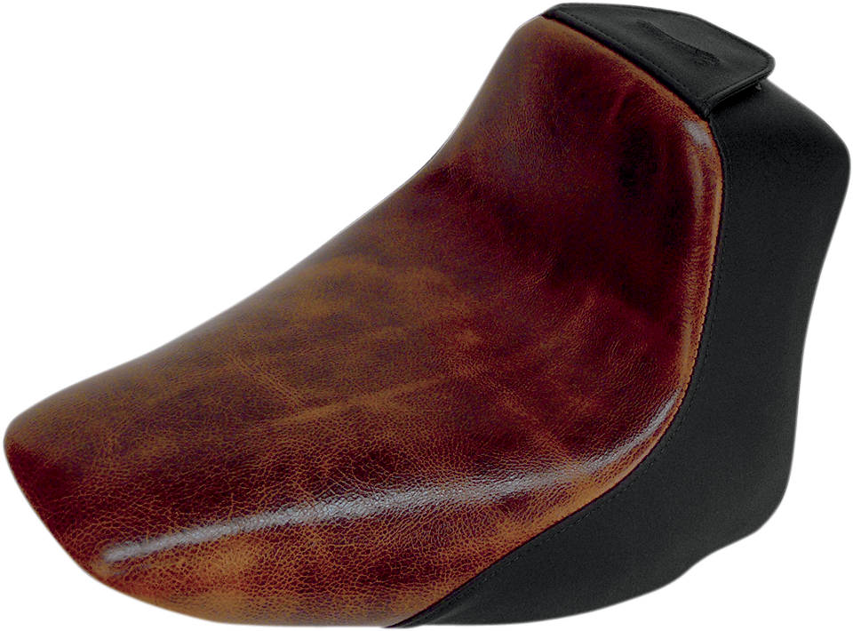SADDLEMEN Lariat Seat for FLSTN motorcycle, black leather with detailed stitching, designed for comfort and style.