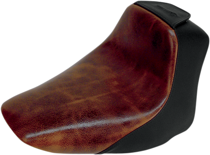 SADDLEMEN Lariat Seat for FLSTN motorcycle, black leather with detailed stitching, designed for comfort and style.