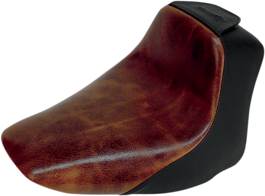 SADDLEMEN Lariat Seat for FLSTN motorcycle, black leather with detailed stitching, designed for comfort and style.