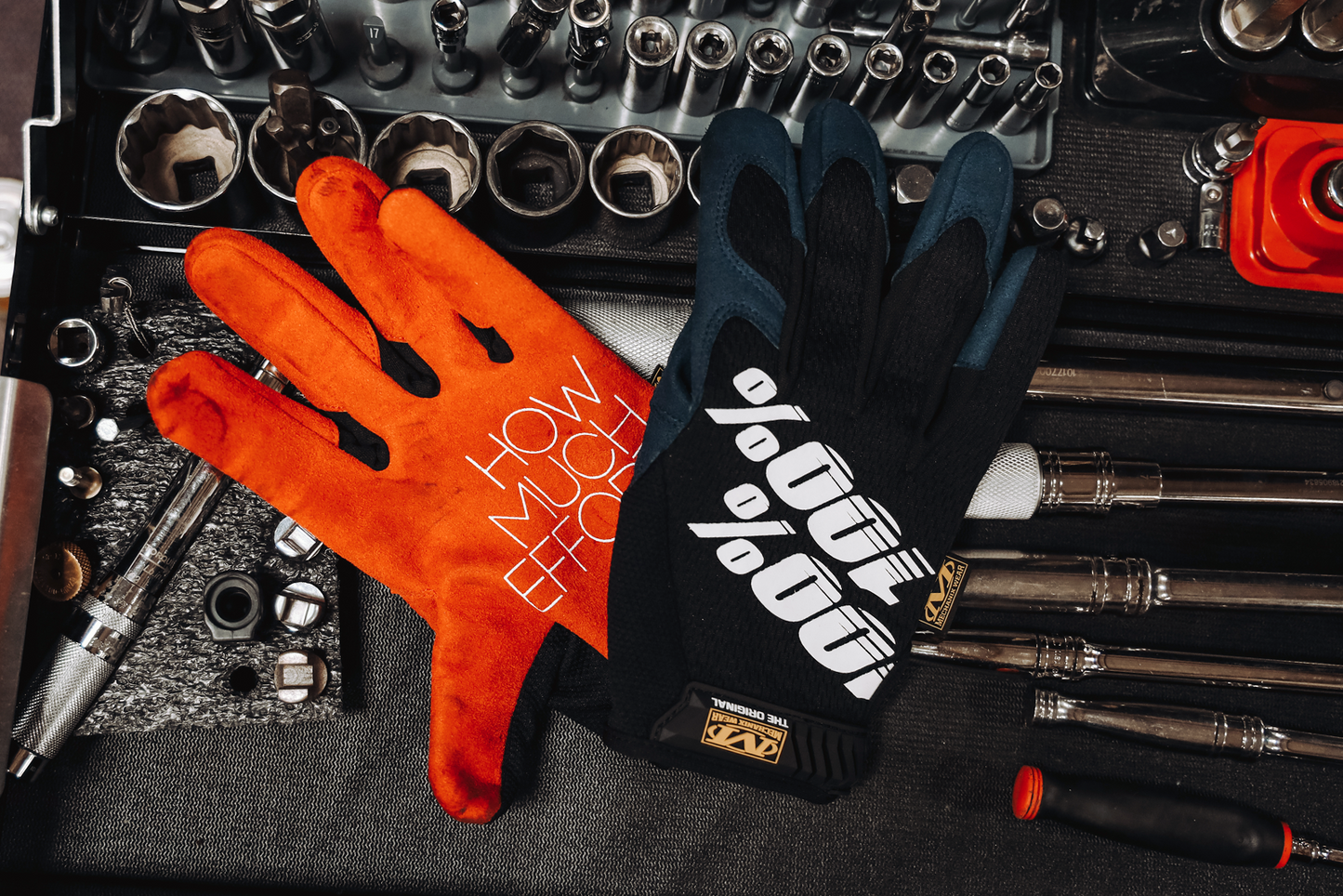 Black gloves by Bill's Exhausts, XL size, made from 100% original material, with a snug fit and durable design.