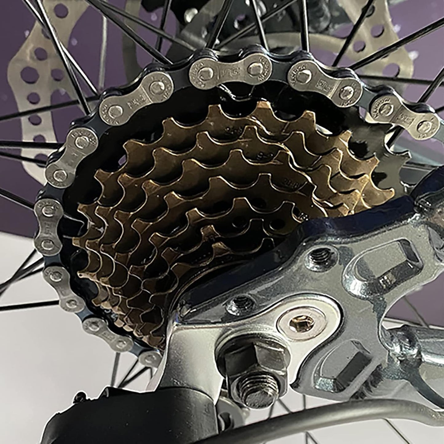 Hycline 8-speed 13-32T bike freewheel for bicycle cassettes and freewheels, with metal sprockets and threading for rear wheel.