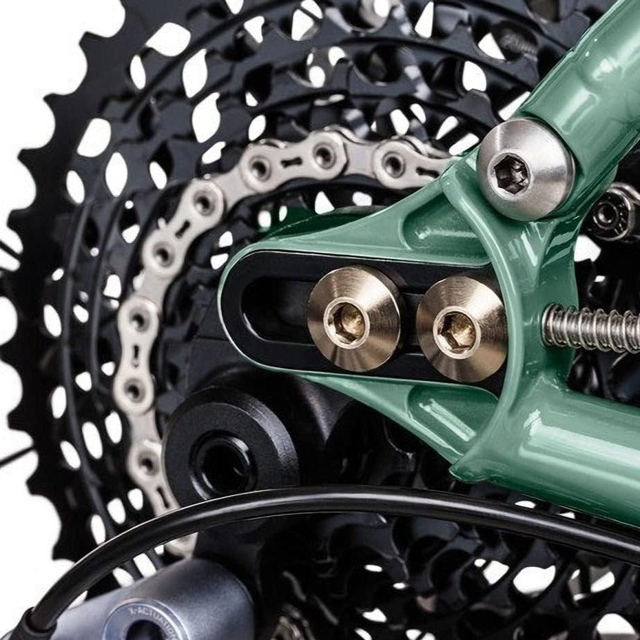 Hycline 6/7/8-speed bicycle chain with 116 links, 1/2x3/32 inch size, showing the metal links and chain details.