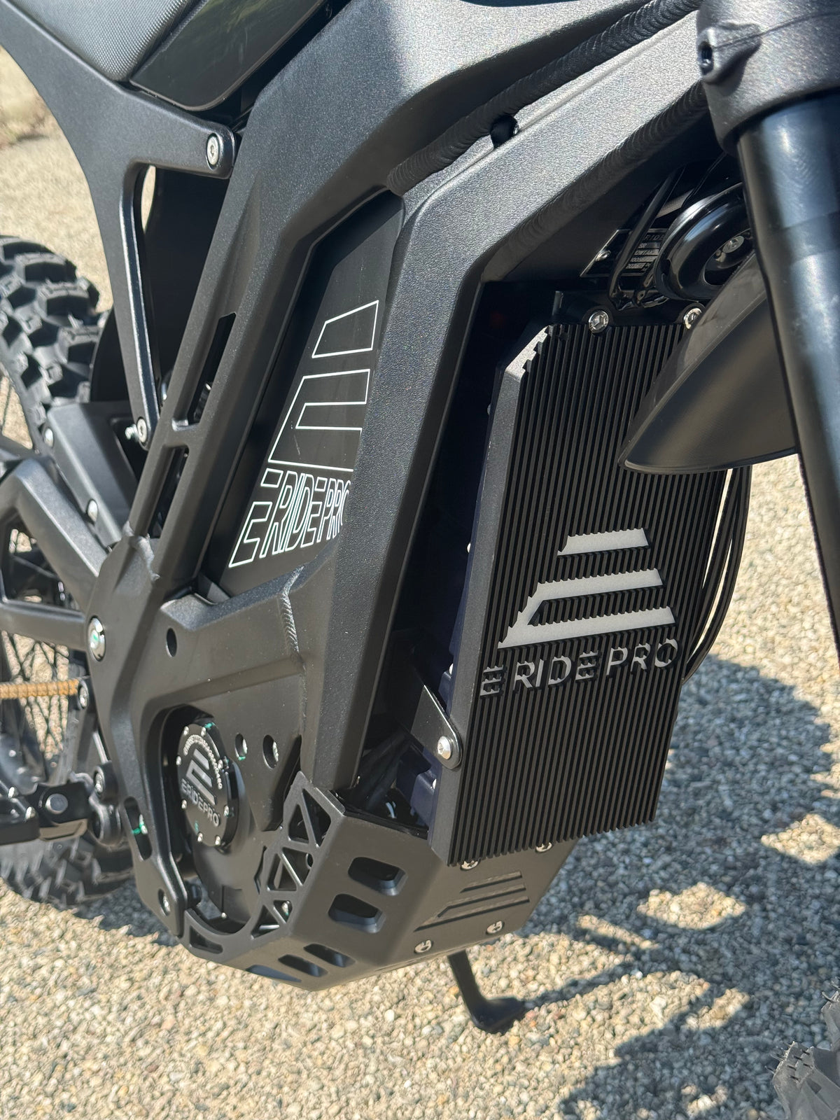 E Ride Pro SR electric dirt bike with 25KW motor, black frame, off-road tires, and compact design for adventurous riding.