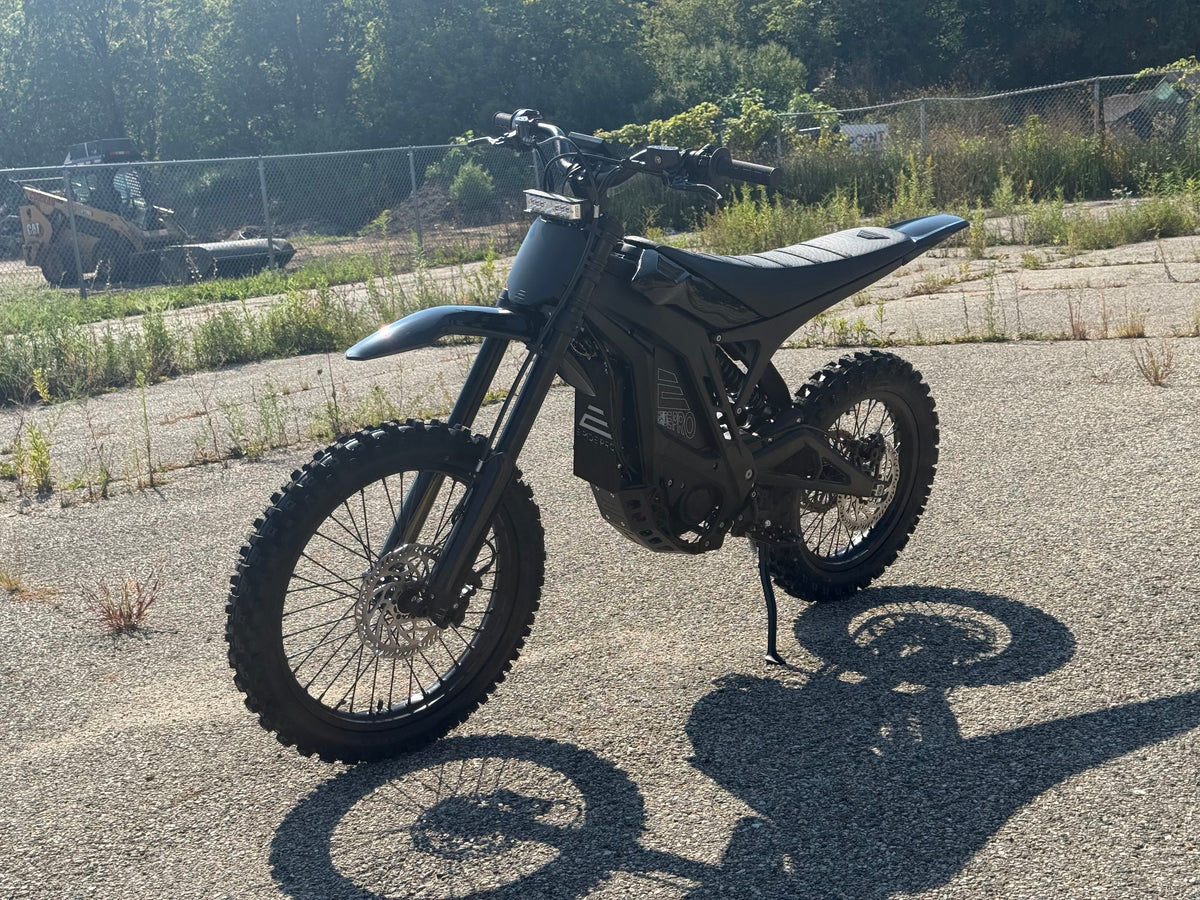 E Ride Pro SR electric dirt bike with 25KW motor, 70MPH top speed, 72V Samsung battery, off-road e-moto in outdoor setting.