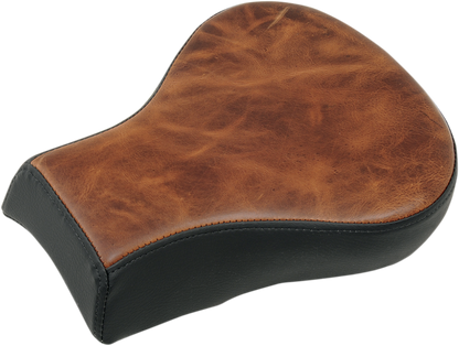 Brown Saddlemens Pillion Pad Lariat seat for motorcycle, designed for comfort and style, with visible stitching and padding.