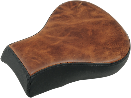 Brown Saddlemens Pillion Pad Lariat seat for motorcycle, designed for comfort and style, with visible stitching and padding.