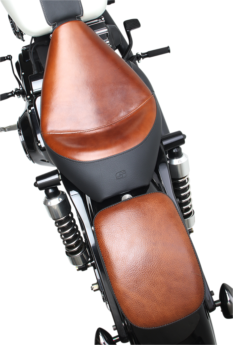Bill's Exhausts SADDLEMEN Lariat Pad 7-inch seat with leather cover and decorative stitching, designed for comfort and style.