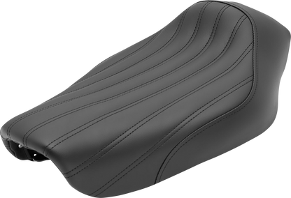 Black SADDLEMEN Knuckle Solo Seat with ribbed design for FXD '04-'05 motorcycles, featuring a sleek, contoured seat shape.