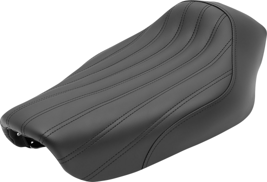Black SADDLEMEN Knuckle Solo Seat with ribbed design for FXD '04-'05 motorcycles, featuring a sleek, contoured seat shape.