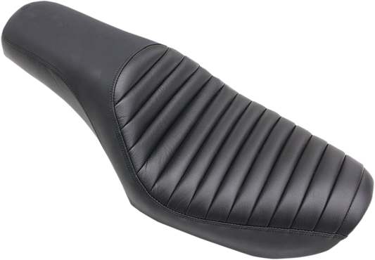 Black SADDLEMEN Profiler Tuck-n-Roll seat for FXD 2004-2005 motorcycles, featuring durable leather upholstery and custom stitching.