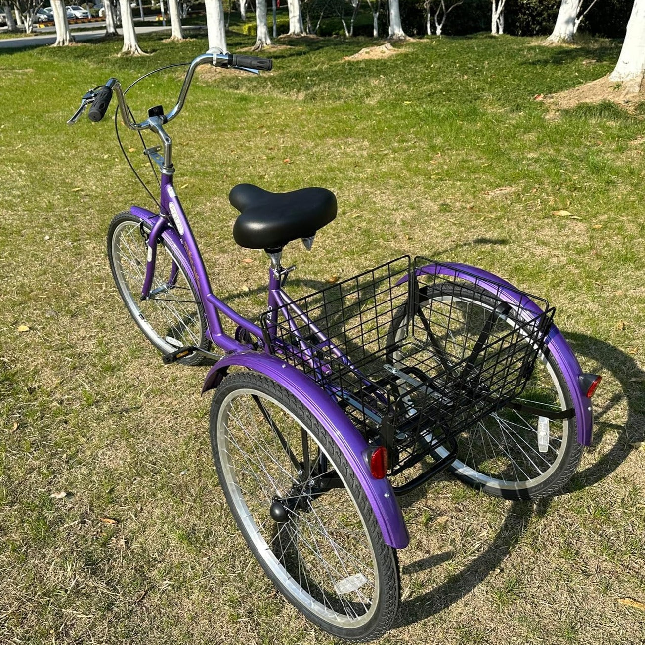 Hycline Knus KT03 26-inch adult tricycle with three wheels, sturdy frame, and comfortable seating, ideal for easy riding.