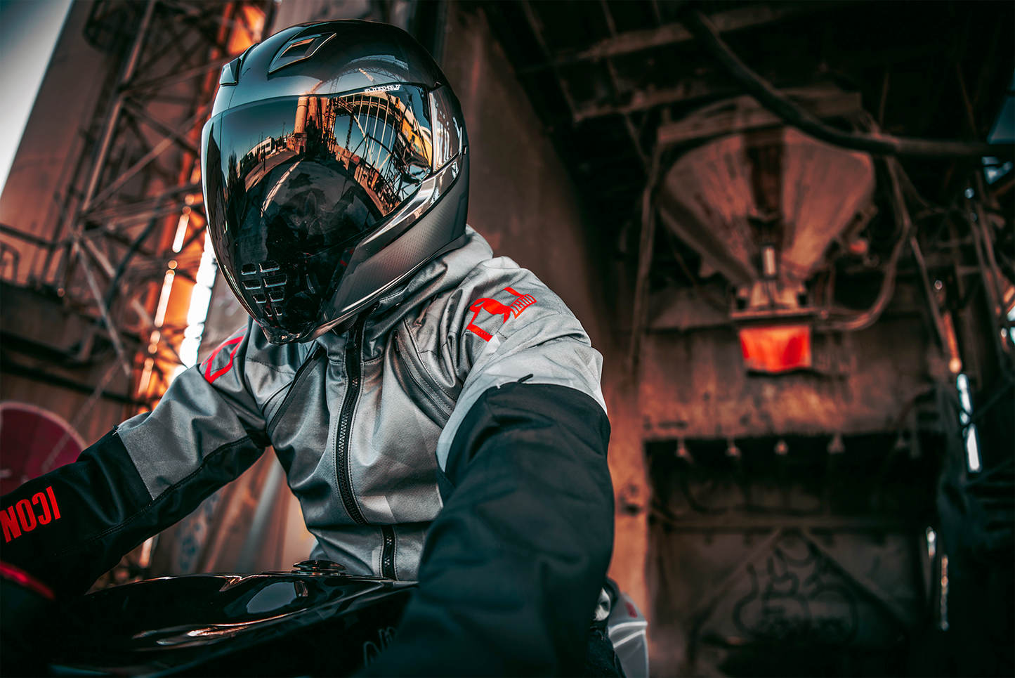 Bill's Exhausts ICON Airflite™ Helmet Jewel MIPS Silver large helmet with aerodynamic design and clear visor.