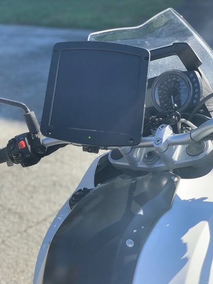 Battery Tender 5W solar panel with handlebar mount, portable solar charger and battery maintainer in black with mounting handle.