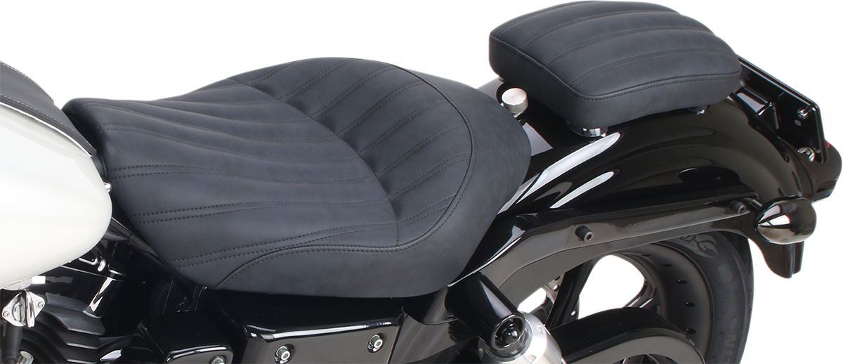SADDLEMEN Knuckle Pad 7-inch seat by Bill's Exhausts, showing padded motorcycle seat with knuckle protection for rider comfort.