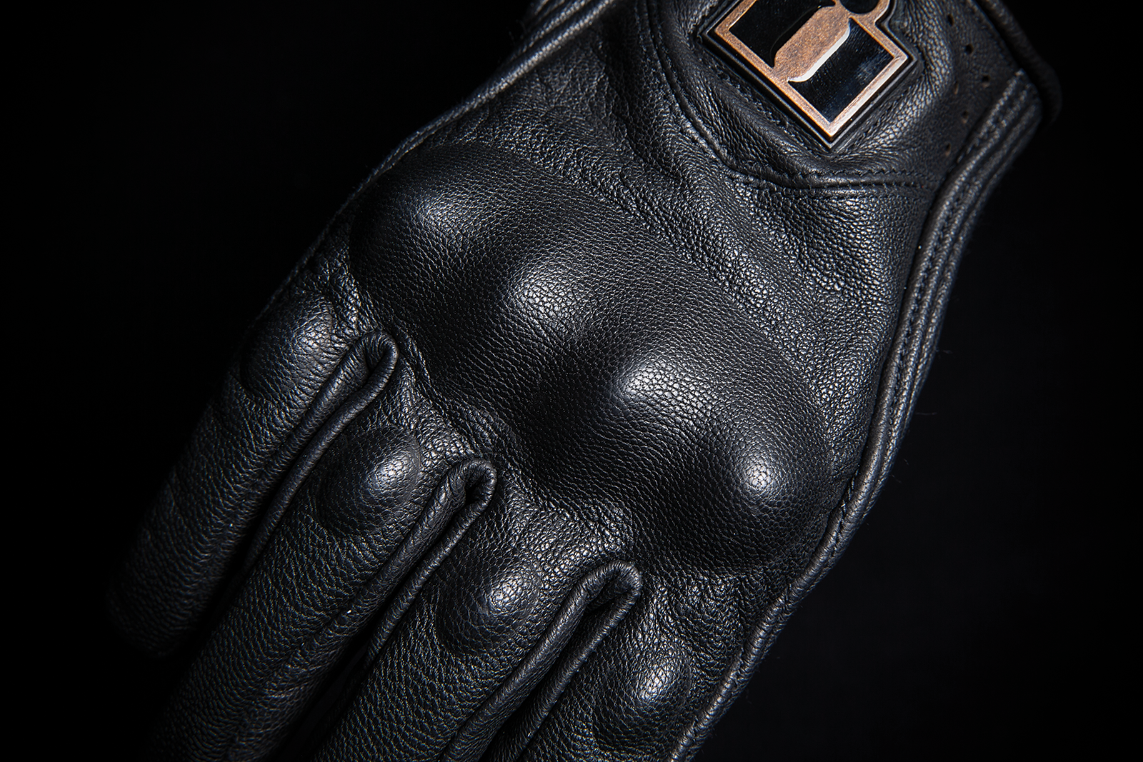ICON Women's Pursuit Classic™ Gloves in black, small size, made of durable material, designed for comfort and protection.