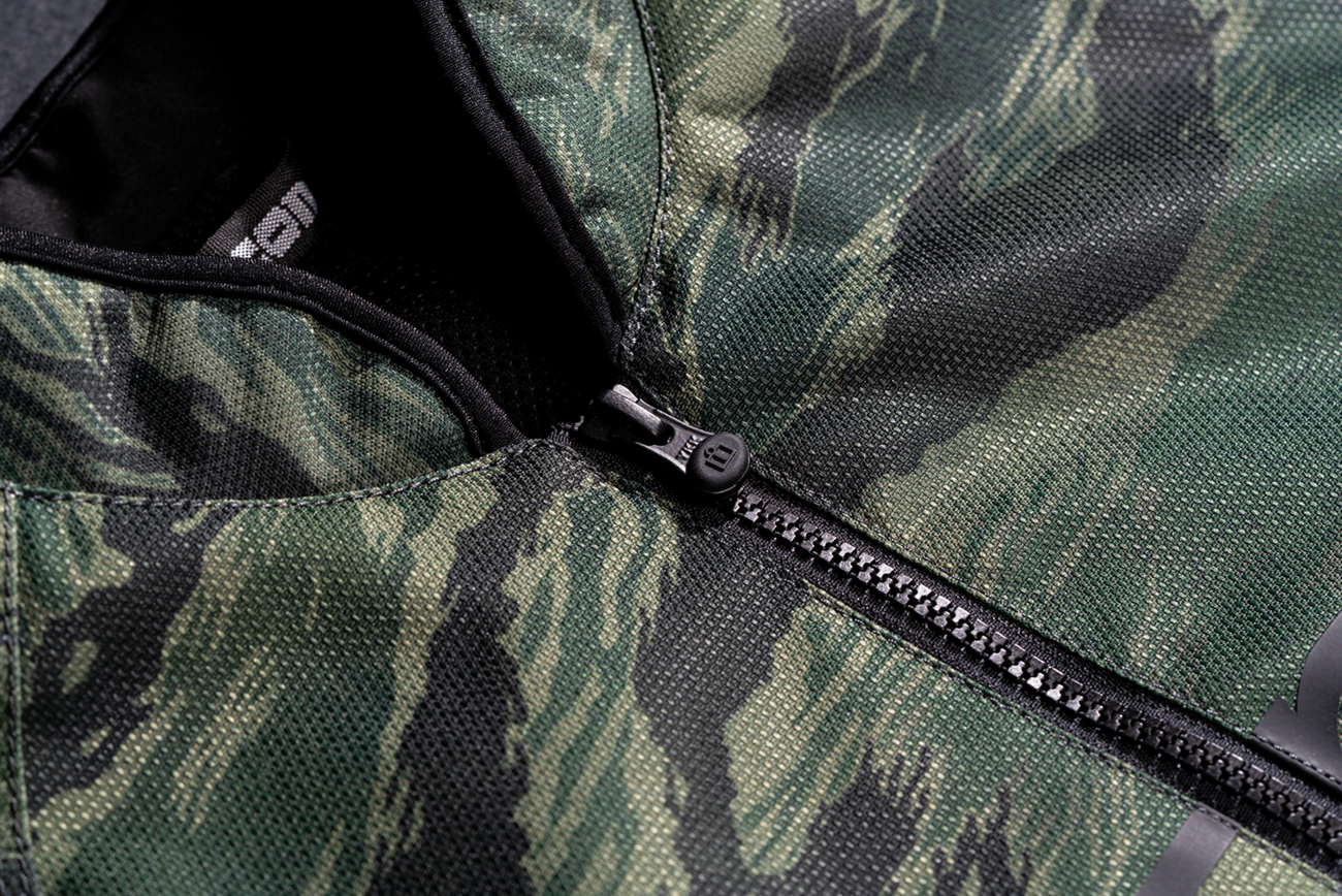Bill's Exhausts ICON Hooligan CE Tiger's Blood green jacket, small size, with padded shoulders and front zipper detail.