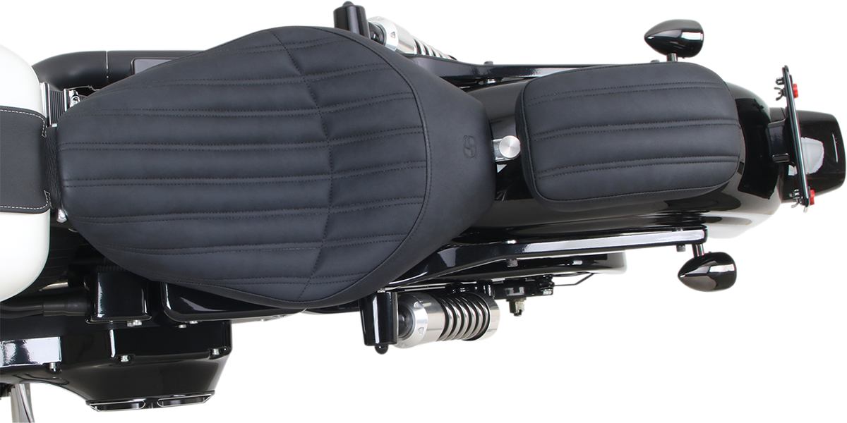 Bill's Exhausts Saddlemens Knuckle Pad 6-inch seat with padded leather and reinforced stitching for motorcycle comfort and durability.