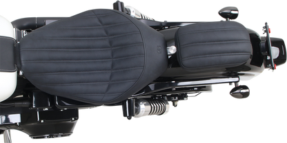 Bill's Exhausts Saddlemens Knuckle Pad 6-inch seat with padded leather and reinforced stitching for motorcycle comfort and durability.