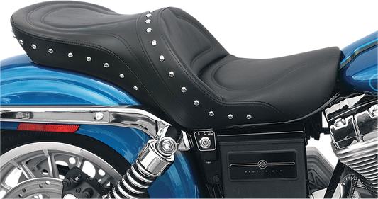 Bill's Exhausts SADDLEMEN Explorer Special Seat for FXD 2004-2005 motorcycle, showing close-up of seat design and craftsmanship.