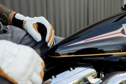 BILTWELL Borrego Gloves in cement color, medium size, designed for motorcycle riding, with durable leather construction.