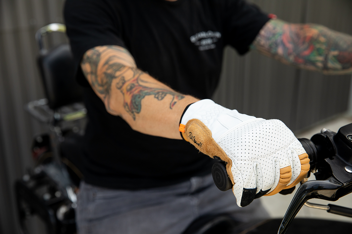 BILT WELL Borrego Cement Gloves in XL size, black leather with reinforced knuckles, designed for motorcycle riding and outdoor use.