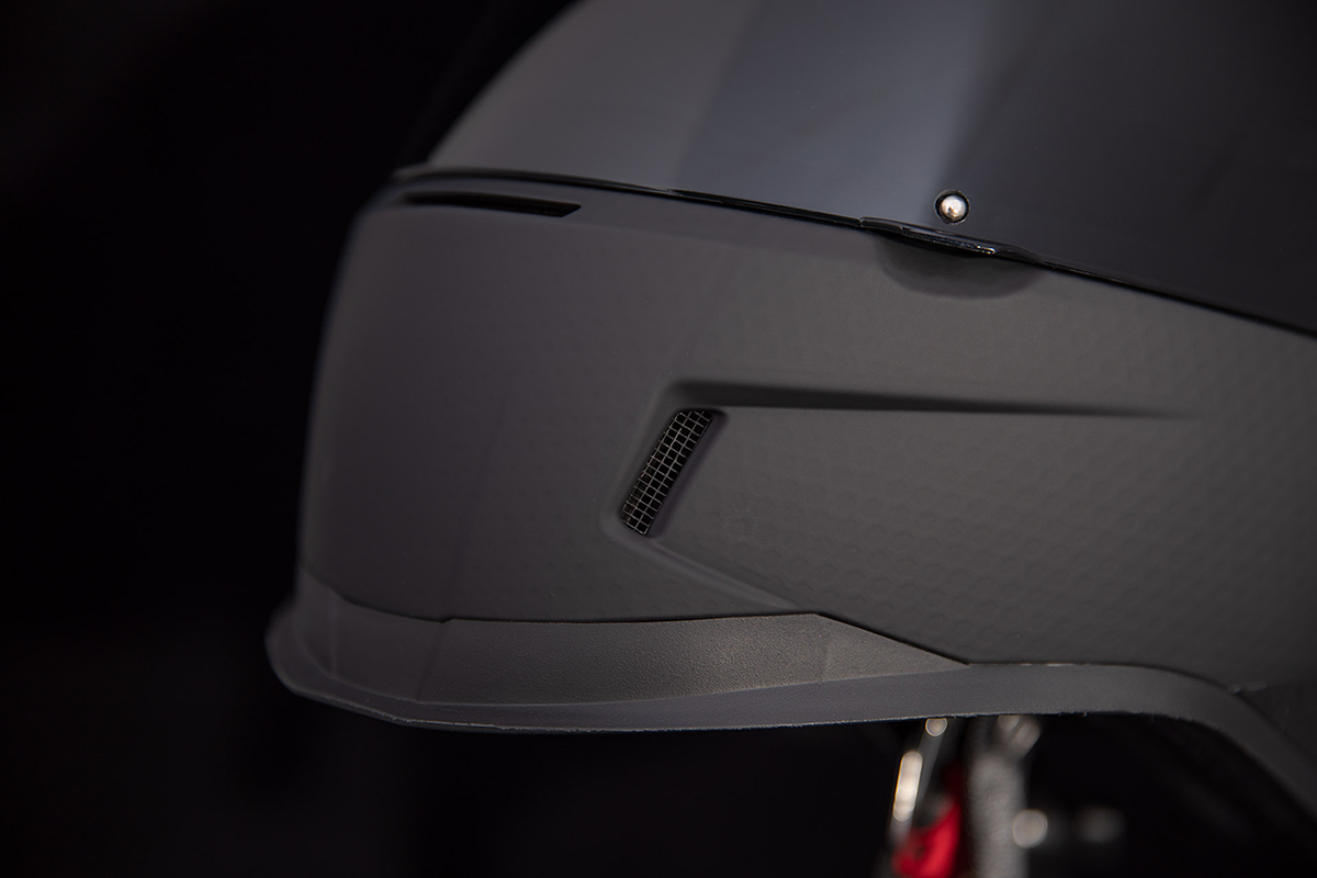 Black ICON Airform™ Helmet for Counterstrike, MIPS® safety system, 2XL size, with sleek helmet design and adjustable straps.