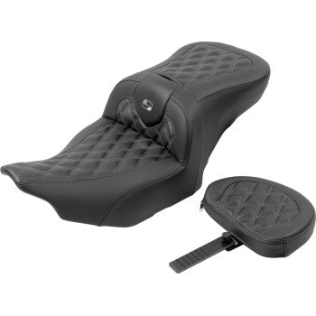 SADDLEMEN RoadSofa™ motorcycle seat with backrest, carbon fiber, lattice stitch, gray stitching for FLTR/FLHX 2023-2024 models