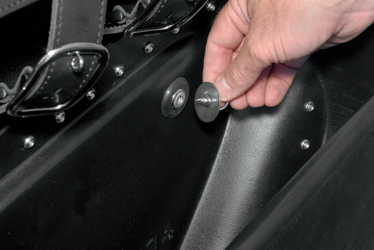 Bill's Exhausts SADDLEMEN Drifter Rigid Slant Saddlebag seat for motorcycles, featuring durable construction and classic design.