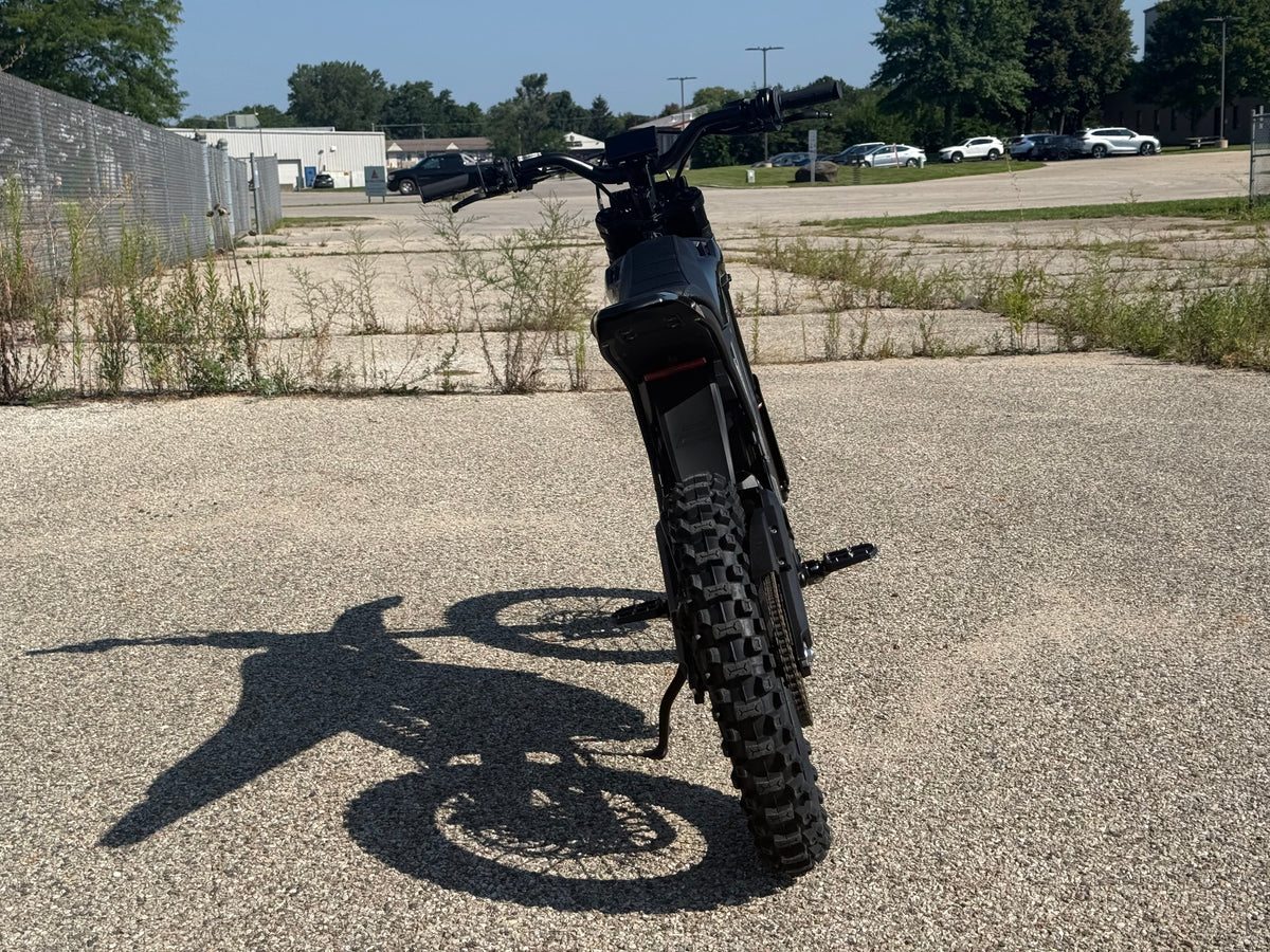 E Ride Pro SR electric dirt bike with 25KW motor, 70MPH speed, and 72V Samsung battery, shown outdoors on dirt trail.