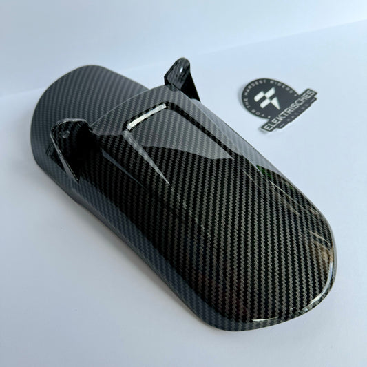 Elektrisches Racing carbon fiber style mud guard mounted on a vehicle, showcasing sleek, lightweight protective wheel coverage.