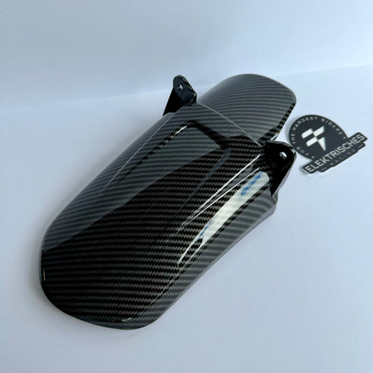 Elektrisches Racing carbon fiber style mud guard attached to a vehicle wheel for protection and sporty appearance.