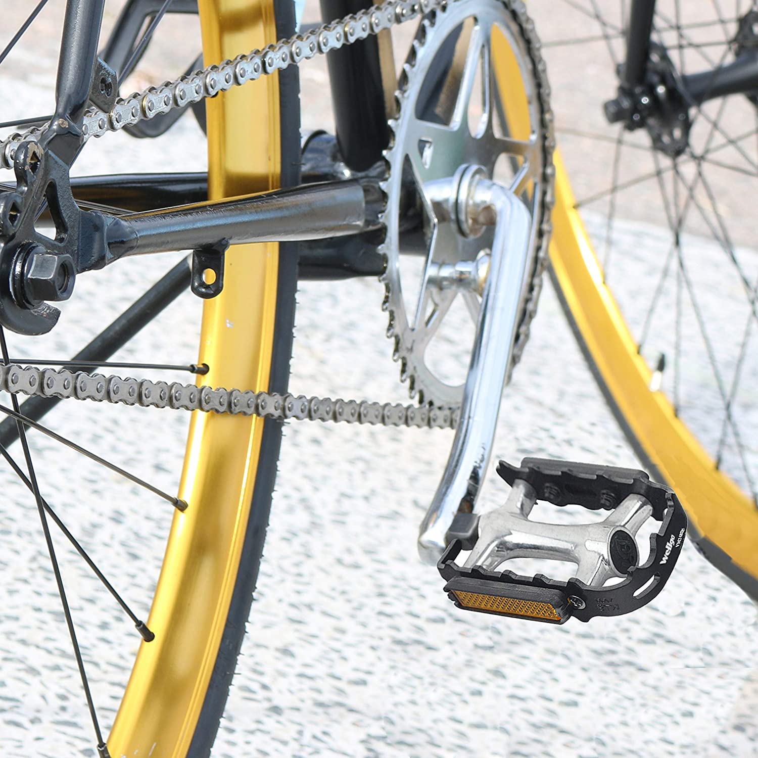Black Hycline MTB bicycle pedal set with flat design, featuring durable pedals suited for mountain biking.