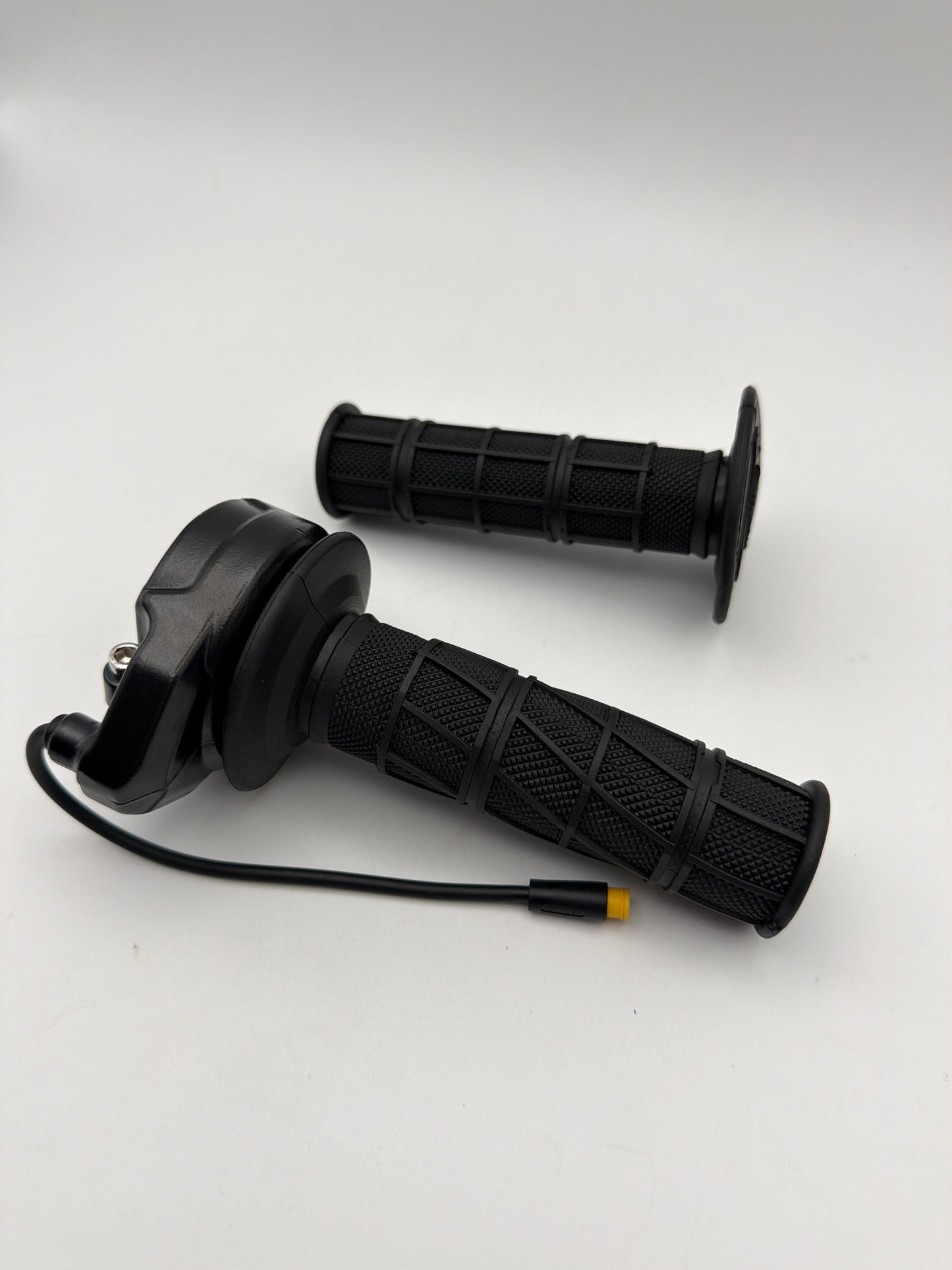Rawrr Mantis Mini R/R17 Throttle and Grip Set - Howling Moto