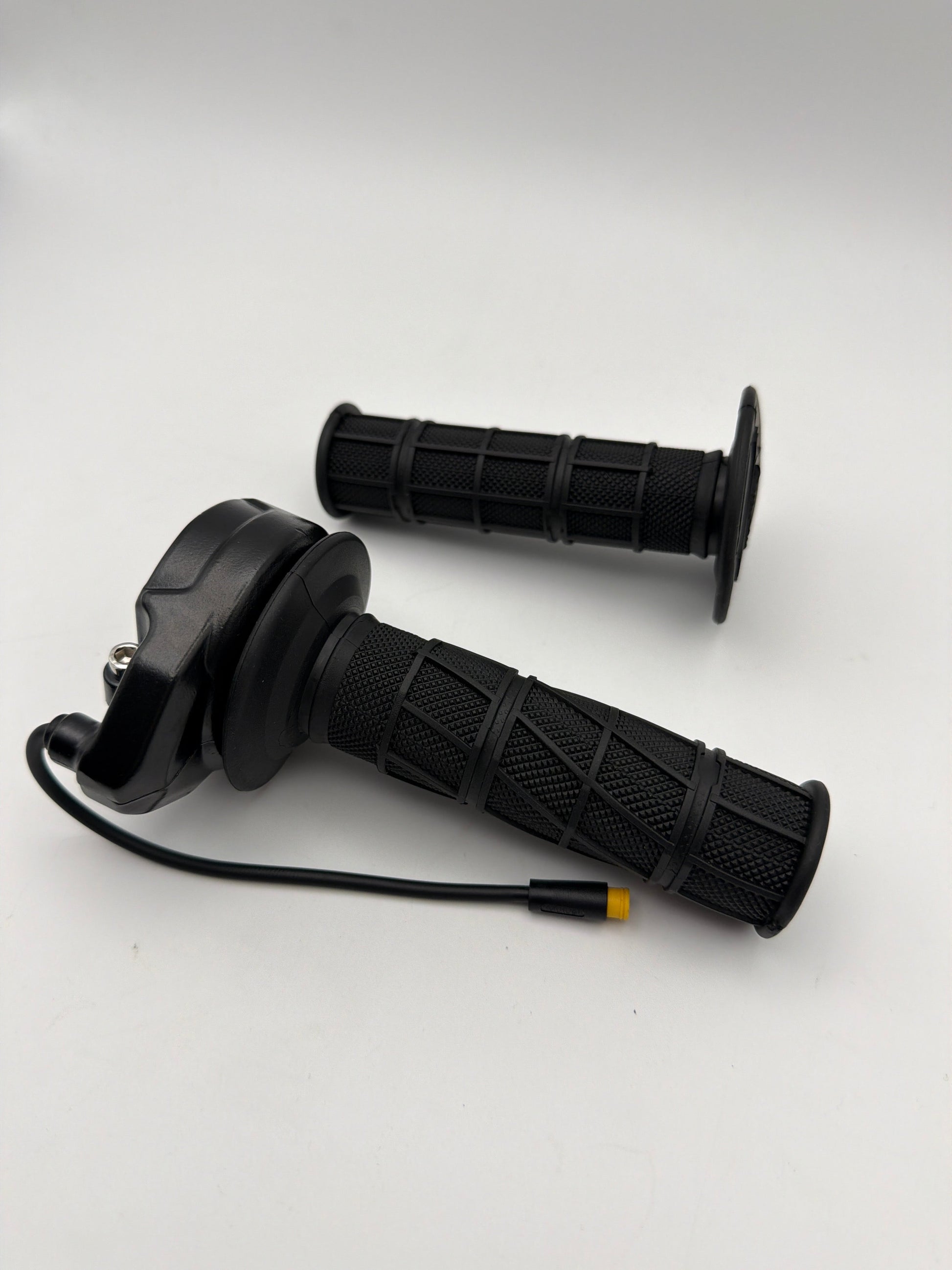 Rawrr Mantis Mini R/R17 Throttle and Grip Set - Howling Moto