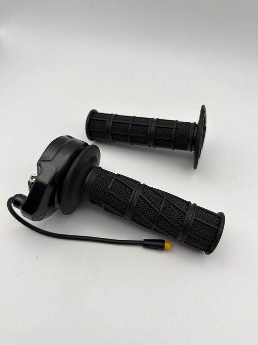 Rawrr Mantis Mini R/R17 Throttle and Grip Set - Howling Moto