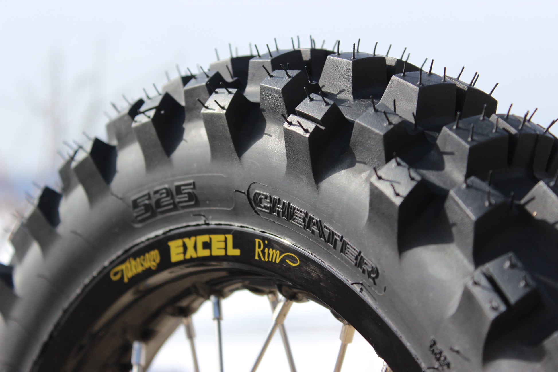 Shinko R525 Hybrid Cheater Gummy Tire | Howling Moto