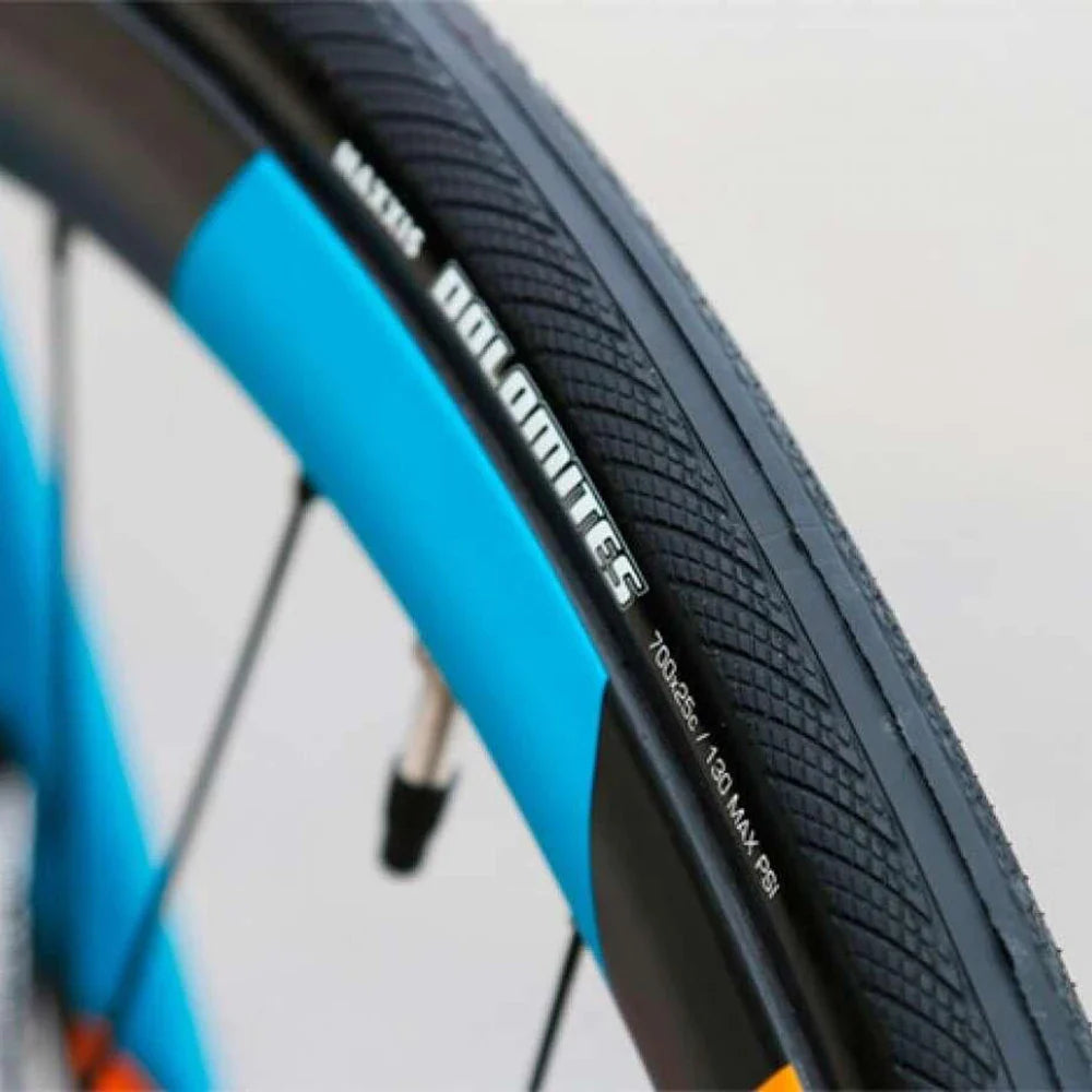 Hycline Maxxis Dolomites 700x25C road bike tire with sleek tread pattern and durable rubber for performance cycling.