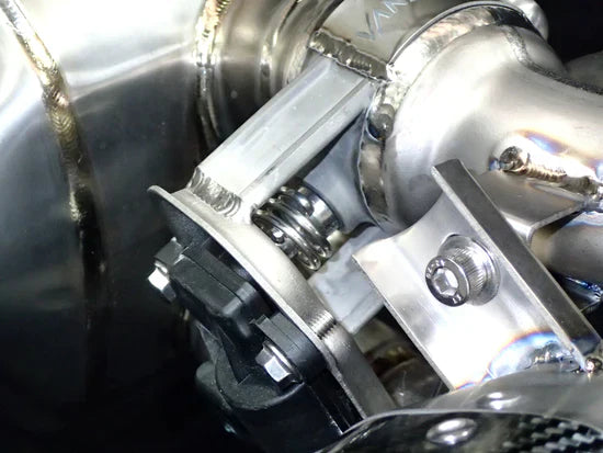 Open box Vandemon Triumph Rocket 3R & GT titanium slip-on mufflers for 2019-25, featuring sleek stealth design and stainless steel construction.