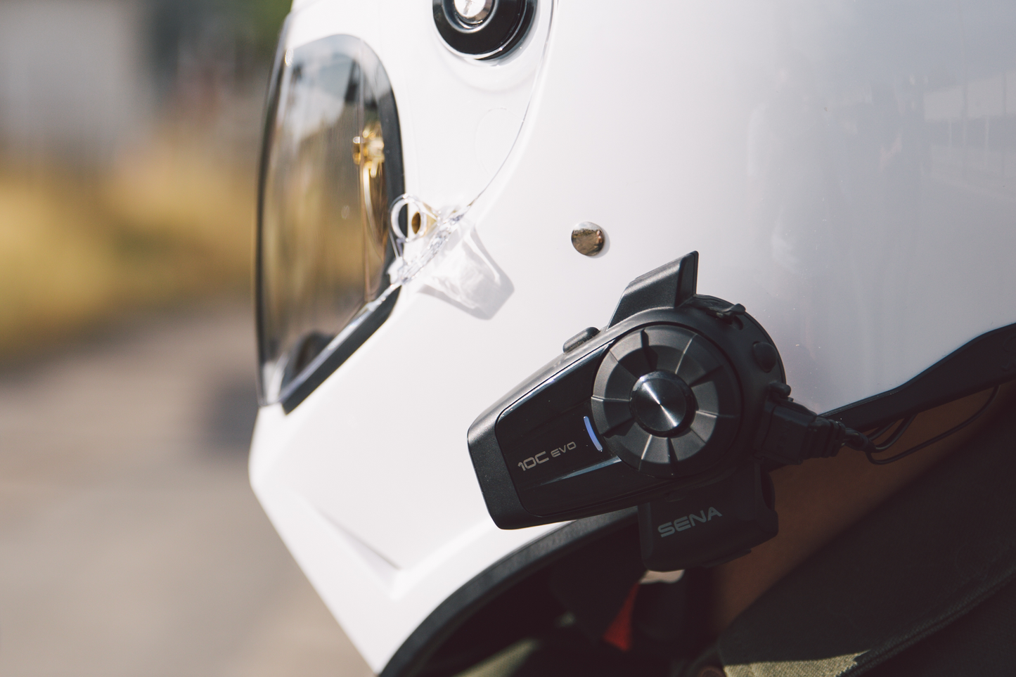 Gloss white Biltwell Lane Splitter helmet in XL size, featuring a sleek design and smooth finish, ideal for motorcycle riders.