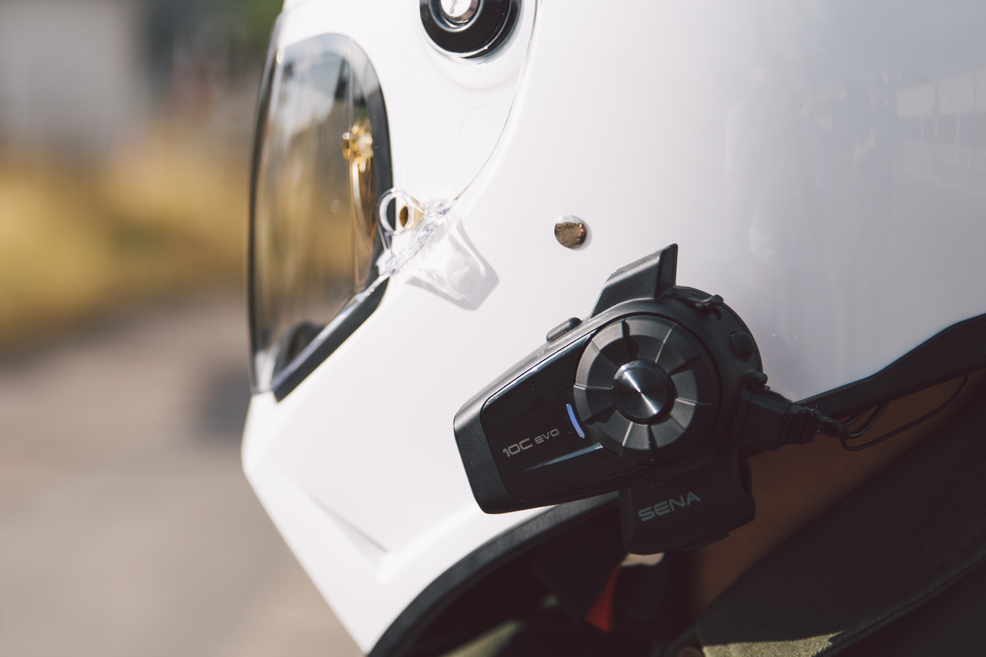Gloss white Biltwell Lane Splitter helmet in XL size, featuring a sleek design and smooth finish, ideal for motorcycle riders.