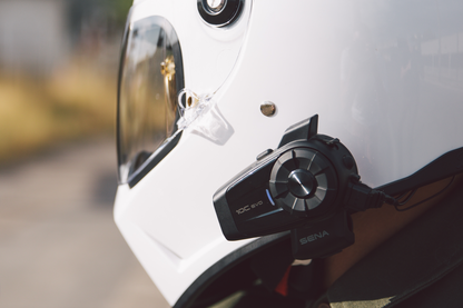 Gloss white Biltwell Lane Splitter helmet in XL size, featuring a sleek design and smooth finish, ideal for motorcycle riders.