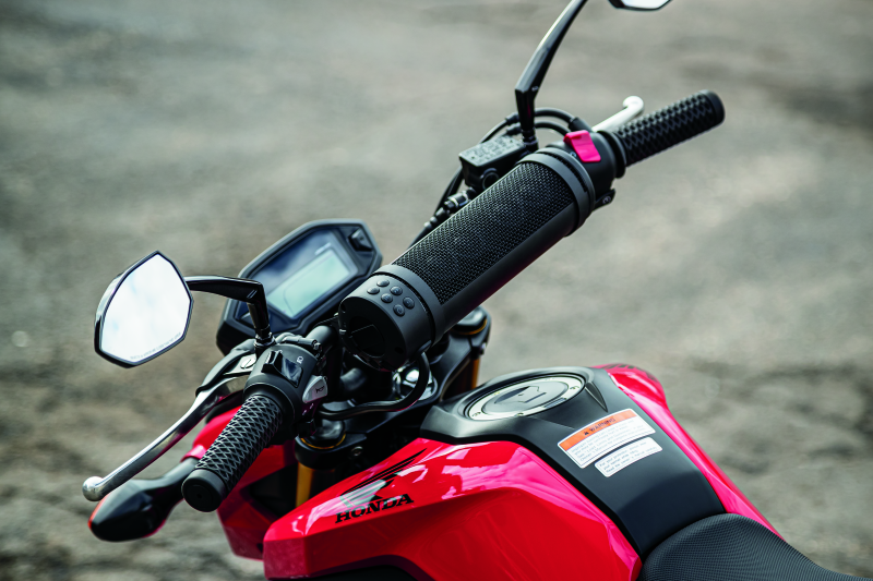 Kuryakyn Road Thunder Plus Sound Bar by MTX with weather-resistant marine speakers and Bluetooth connectivity, mounted on a motorcycle.